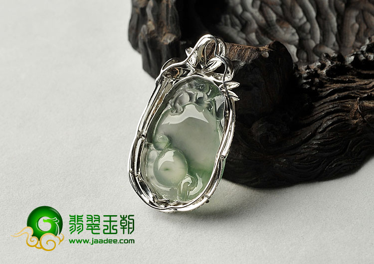 冰种晴水略飘花缅甸翡翠A货镶白金如意寿胸坠（真钻）