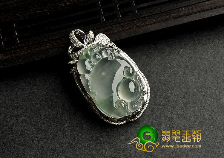冰种晴水略飘花缅甸翡翠A货镶白金如意寿胸坠（真钻）