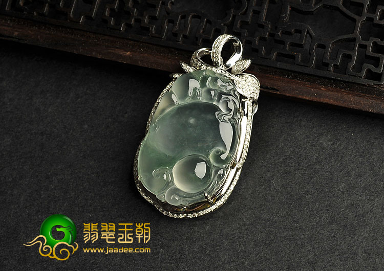 冰种晴水略飘花缅甸翡翠A货镶白金如意寿胸坠（真钻）