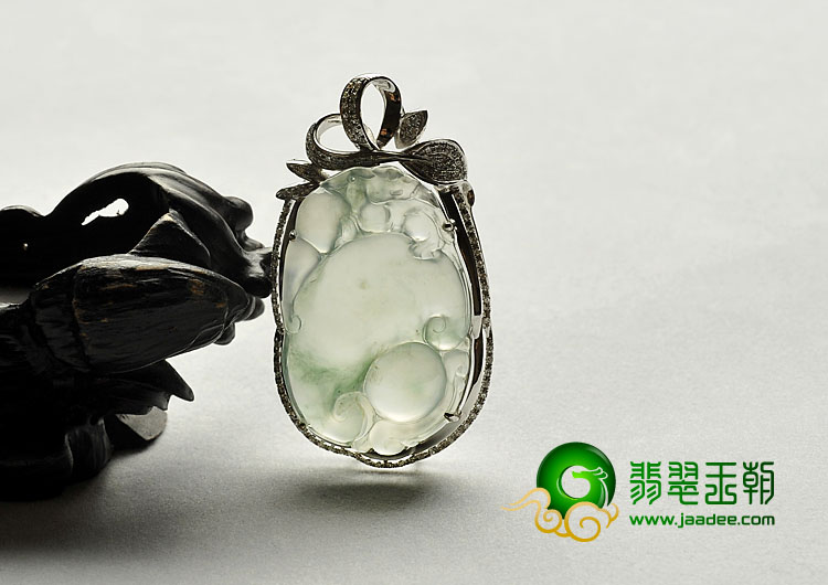 冰种晴水略飘花缅甸翡翠A货镶白金如意寿胸坠（真钻）