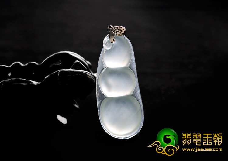 玻璃种晴水缅甸翡翠A货镶金扣四季豆挂件（真钻）