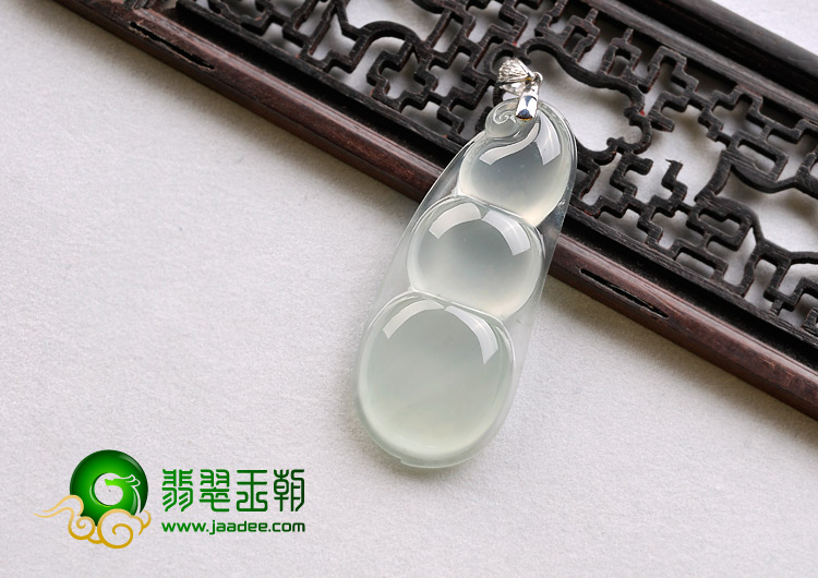玻璃种晴水缅甸翡翠A货镶金扣四季豆挂件（真钻）