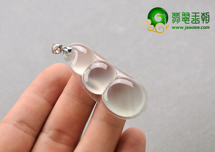 玻璃种晴水缅甸翡翠A货镶金扣四季豆挂件（真钻）