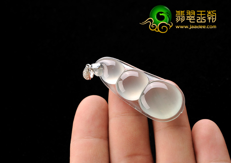 玻璃种晴水缅甸翡翠A货镶金扣四季豆挂件（真钻）