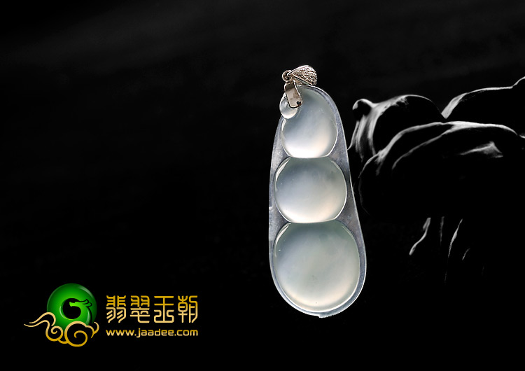 玻璃种晴水缅甸翡翠A货镶金扣四季豆挂件（真钻）