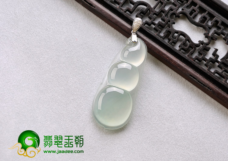玻璃种晴水缅甸翡翠A货镶金扣四季豆挂件（真钻）
