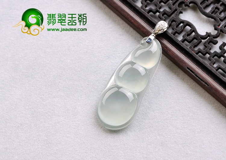 玻璃种晴水缅甸翡翠A货镶金扣四季豆挂件（真钻）