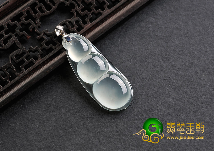 玻璃种晴水缅甸翡翠A货镶金扣四季豆挂件（真钻）