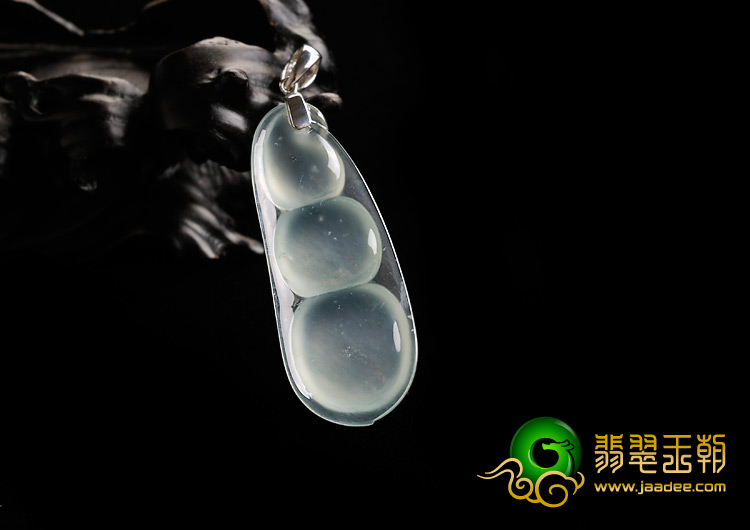 玻璃种晴水缅甸翡翠A货镶金扣四季豆挂件（真钻）