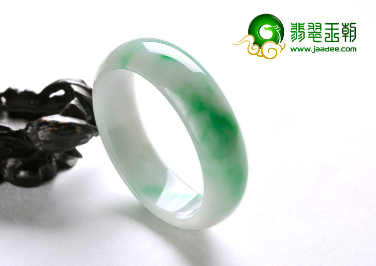 糯冰种翠色缅甸翡翠A货手镯（55.8mm）