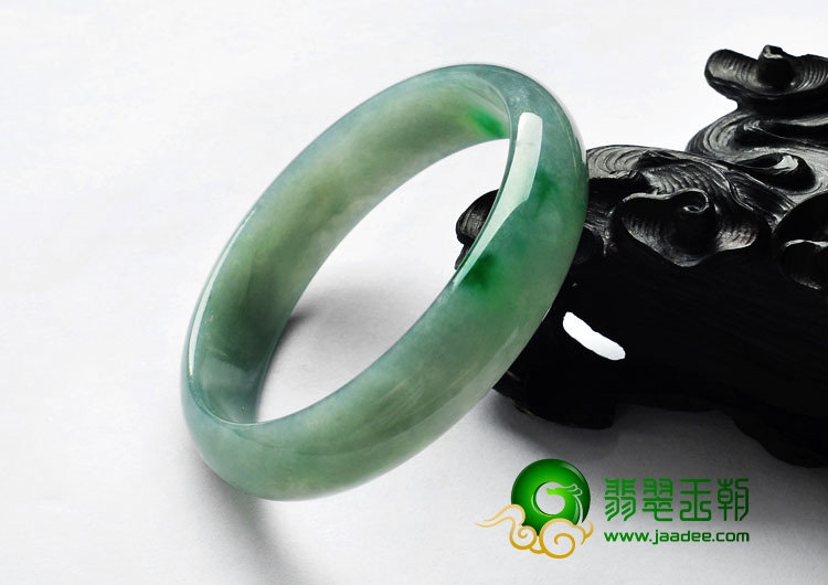 糯冰种飘翠缅甸翡翠A货贵妃镯（57.6-49.5mm）