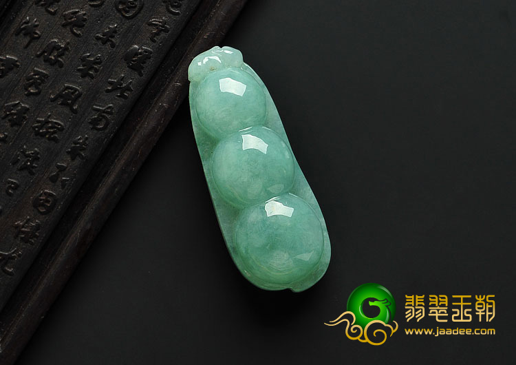 糯冰种淡绿缅甸翡翠A货四季豆挂件