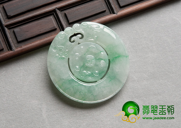 (超值推荐)糯冰种飘翠缅甸翡翠A货双龙如意挂件