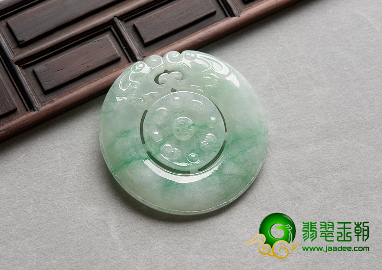 (超值推荐)糯冰种飘翠缅甸翡翠A货双龙如意挂件
