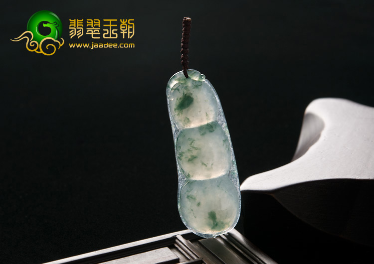 冰种飘花缅甸翡翠A货四季豆挂件