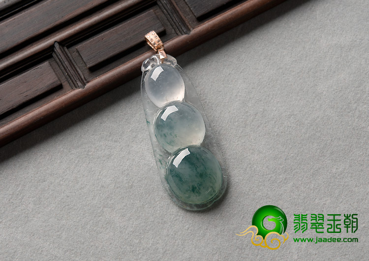 冰玻种飘花缅甸翡翠A货四季豆挂件