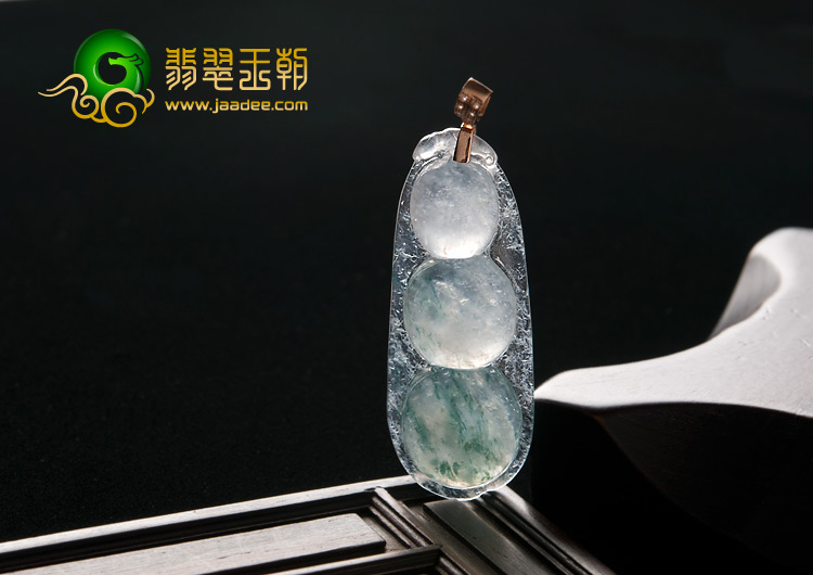 冰玻种飘花缅甸翡翠A货四季豆挂件