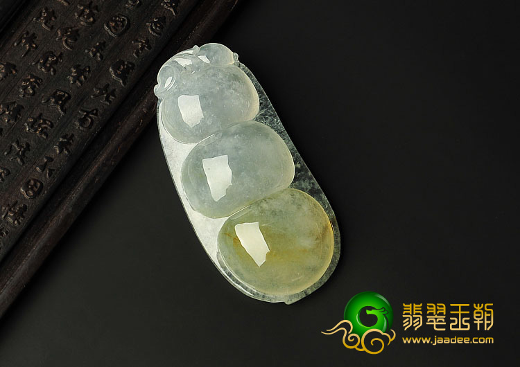 冰种淡黄翡缅甸翡翠A货四季豆挂件