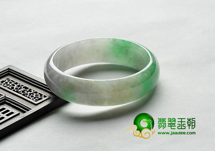 糯冰种翠色缅甸翡翠A货手镯（57.7mm）