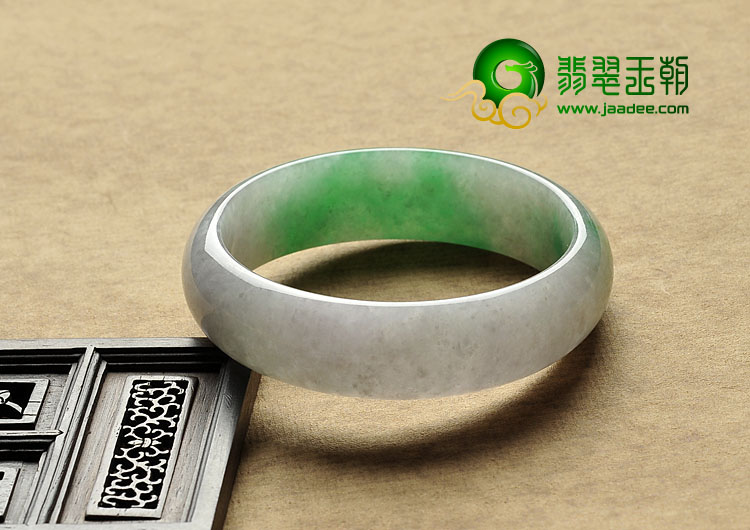 糯冰种翠色缅甸翡翠A货手镯（57.6mm）