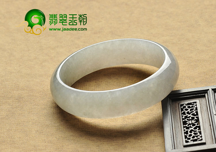 糯冰种淡晴水缅甸翡翠A货手镯（58.8mm）