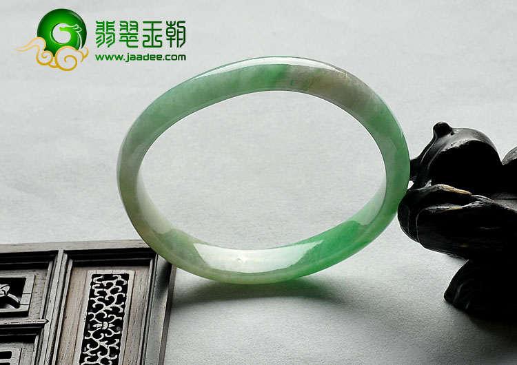 糯冰种翠色缅甸翡翠A货贵妃镯（59.3-49.8mm）