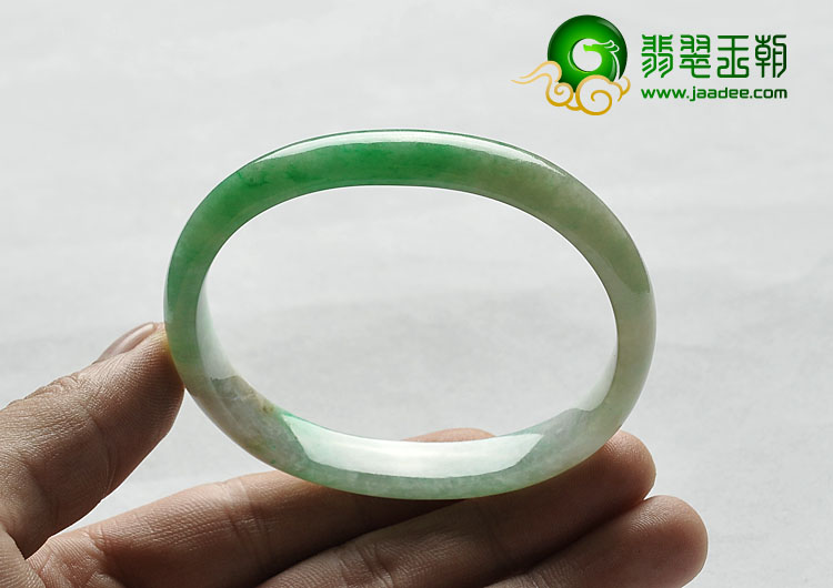 糯冰种翠色缅甸翡翠A货贵妃镯（59.3-49.8mm）