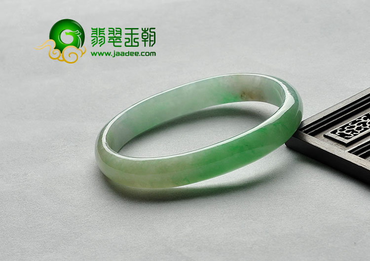 糯冰种翠色缅甸翡翠A货贵妃镯（59.3-49.8mm）