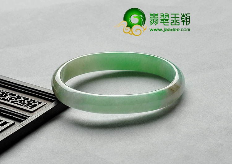 糯冰种翠色缅甸翡翠A货贵妃镯（59.3-49.8mm）