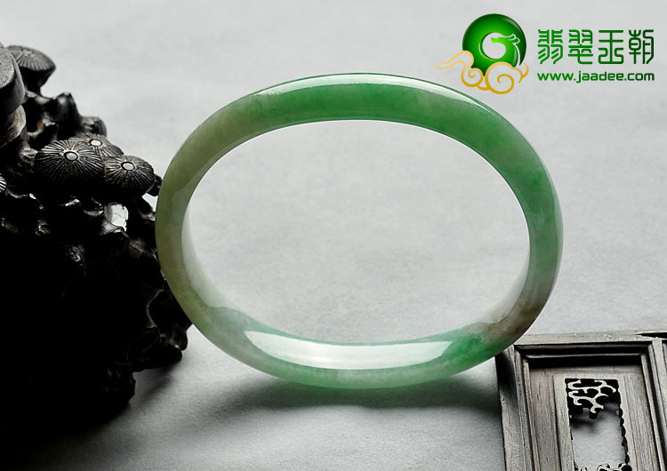 糯冰种翠色缅甸翡翠A货贵妃镯（59.3-49.8mm）