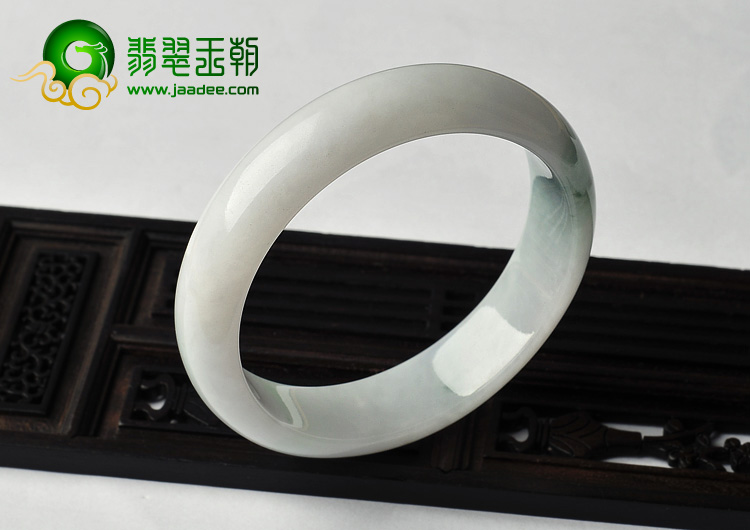 糯冰种略飘花缅甸翡翠A货手镯（57.9mm）