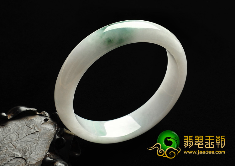 糯冰种略飘花缅甸翡翠A货手镯（57.9mm）