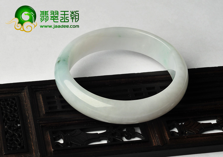 糯冰种略飘花缅甸翡翠A货手镯（57.9mm）