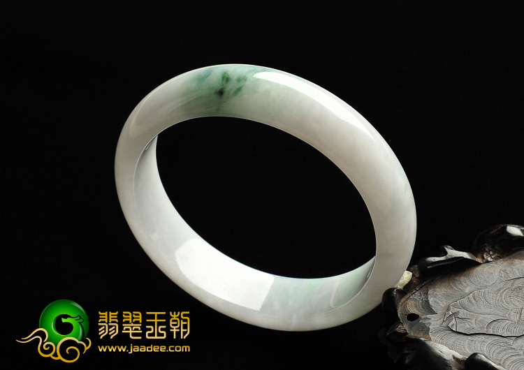 糯冰种略飘花缅甸翡翠A货手镯（57.9mm）