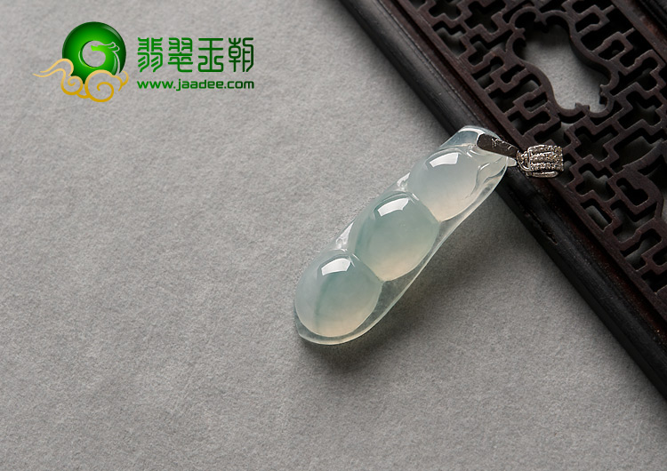 冰种飘花缅甸翡翠A货四季豆挂件