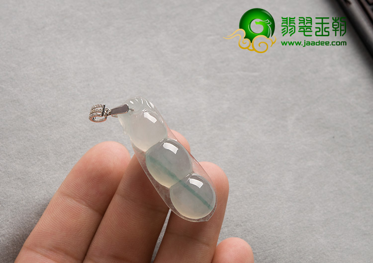 冰种飘花缅甸翡翠A货四季豆挂件