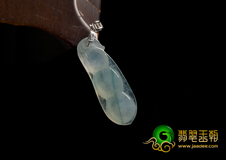 冰种飘花缅甸翡翠A货四季豆挂件