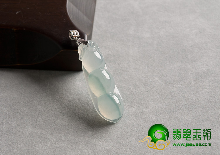 冰种飘花缅甸翡翠A货四季豆挂件