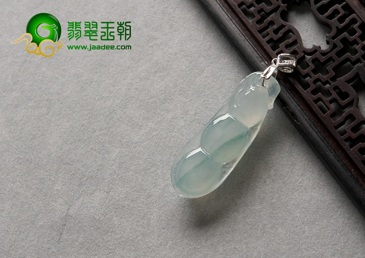 冰种飘花缅甸翡翠A货四季豆挂件