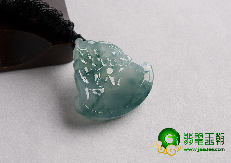 冰种飘花缅甸翡翠A货府中有龙挂件