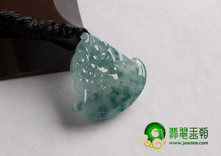 冰种飘花缅甸翡翠A货府中有龙挂件