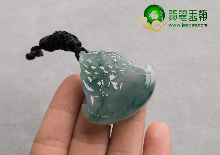 冰种飘花缅甸翡翠A货府中有龙挂件