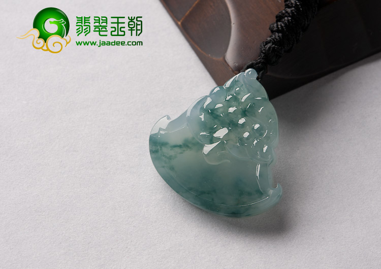 冰种飘花缅甸翡翠A货府中有龙挂件