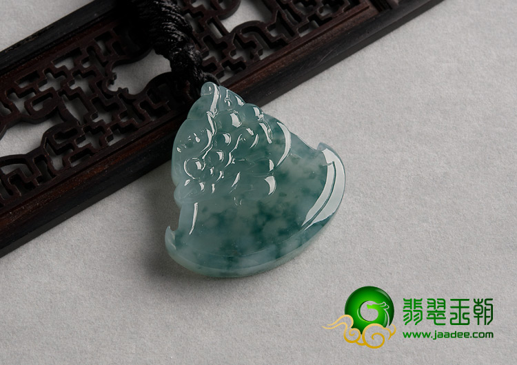 冰种飘花缅甸翡翠A货府中有龙挂件