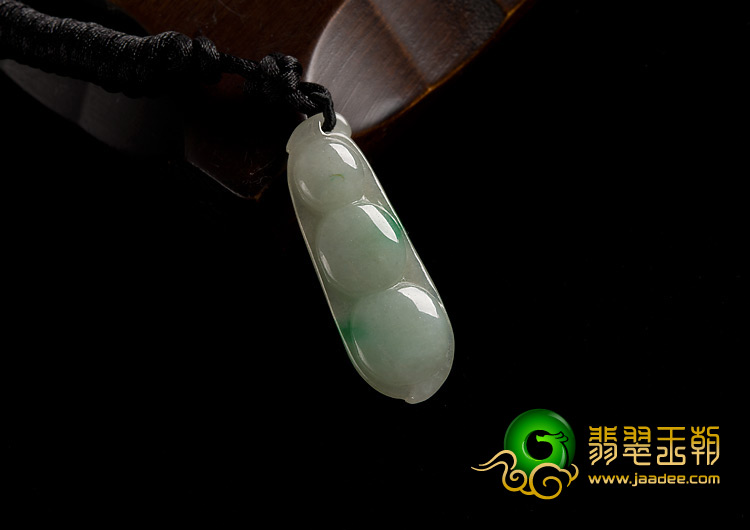 糯冰种翠色缅甸翡翠A货四季豆挂件