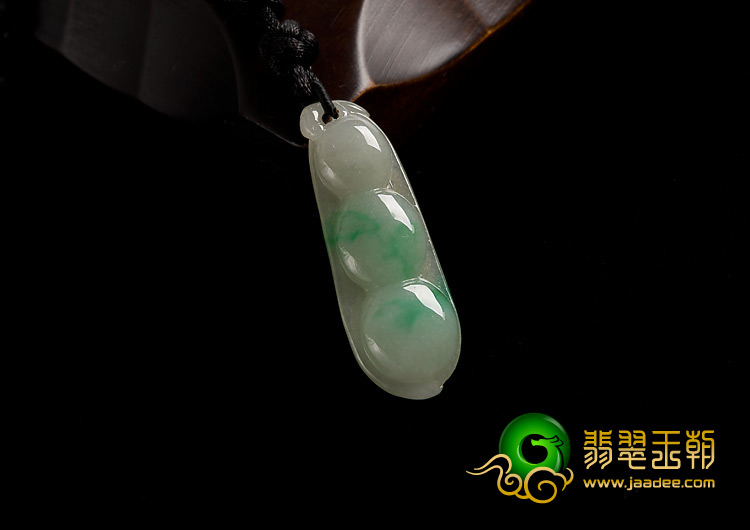 糯冰种翠色缅甸翡翠A货四季豆挂件