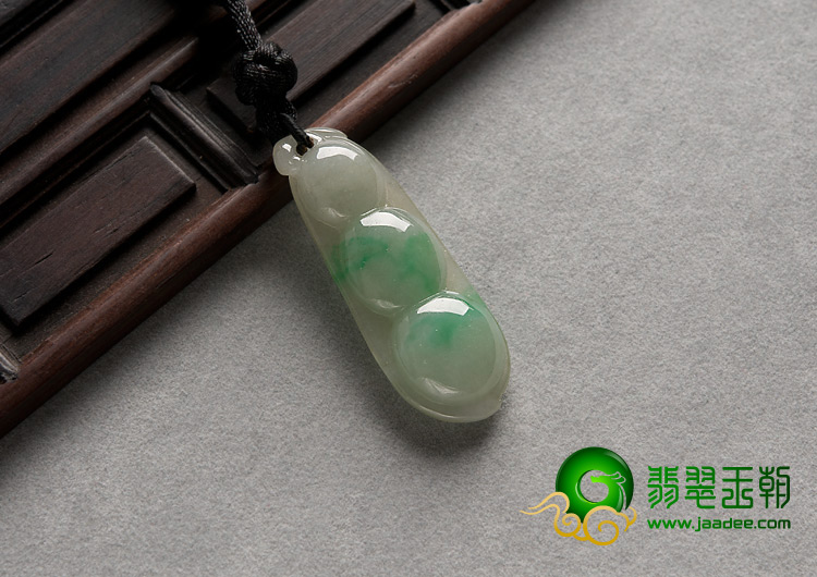 糯冰种翠色缅甸翡翠A货四季豆挂件