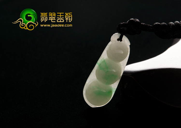 糯冰种翠色缅甸翡翠A货四季豆挂件