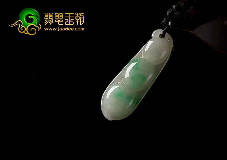 糯冰种翠色缅甸翡翠A货四季豆挂件