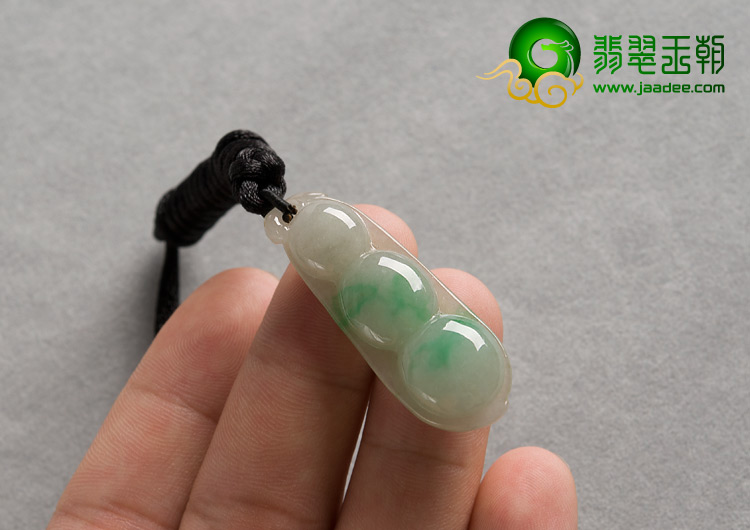 糯冰种翠色缅甸翡翠A货四季豆挂件